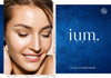 donna sorridente con sfondo minerale su sfondo blu con logo ium e cosmebio